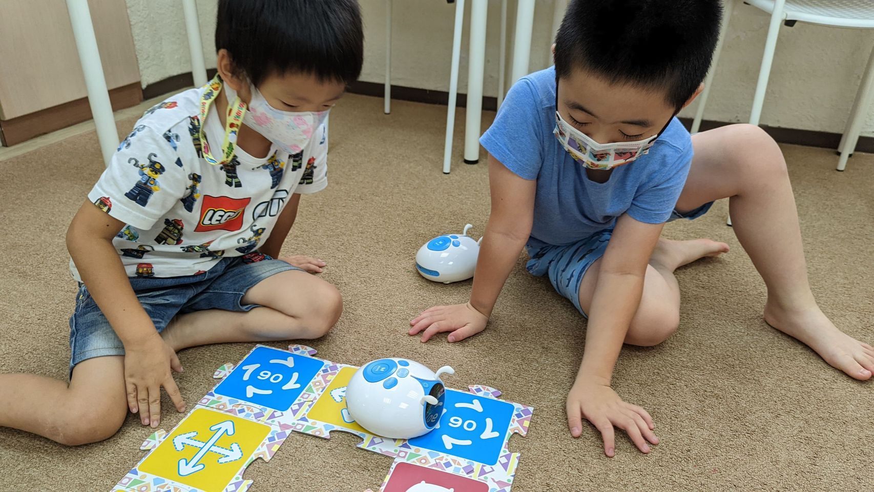 親子共同操作積木搭建作品