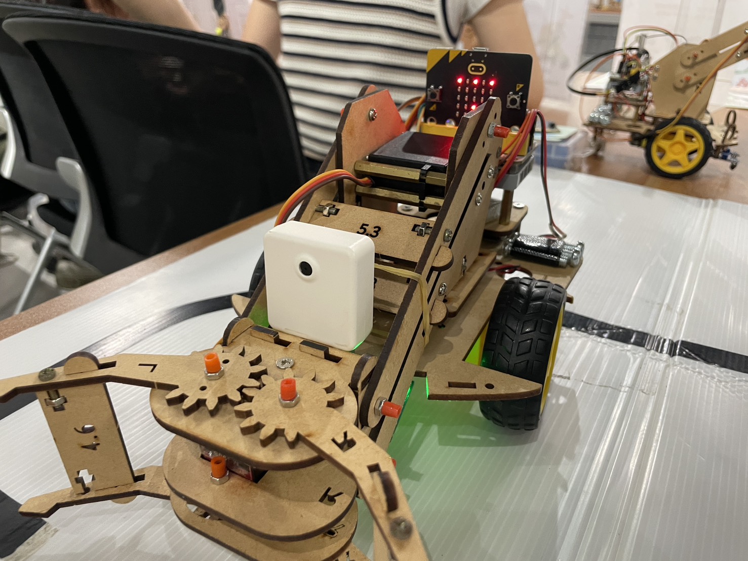 智造玩家:AI智慧小車營