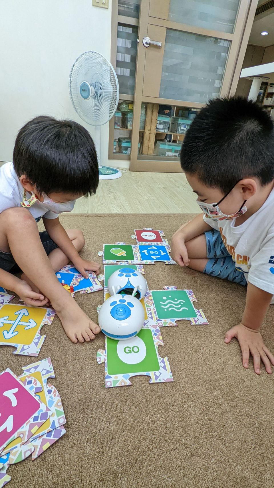 老師指導學員進行積木組裝